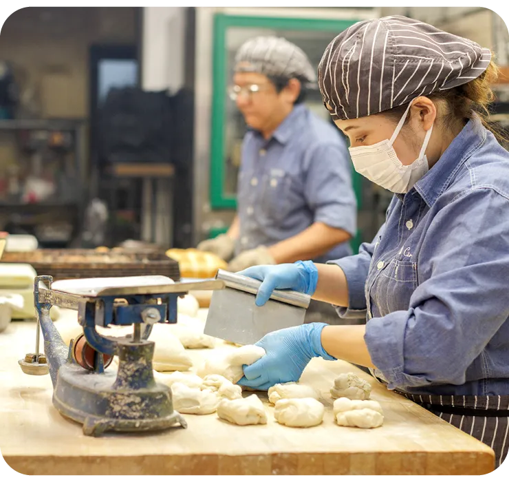 パンの生地をカットしている様子